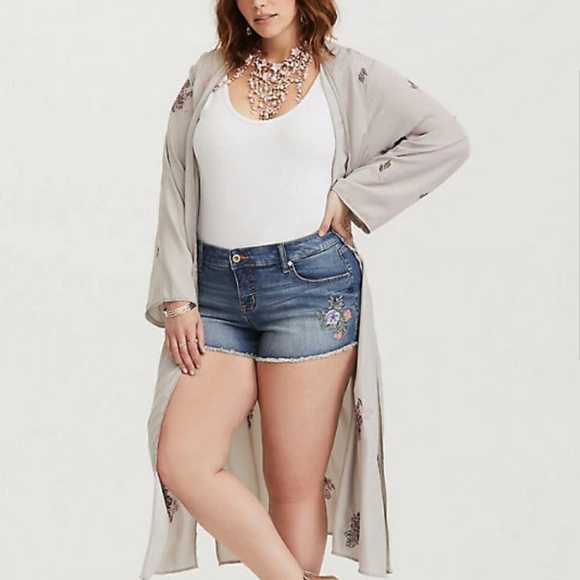 Torrid Light Grey Floral Embroidered Side Slits Tie Waist Robe/Kimono NWT 1X/2X - Picture 2 of 15